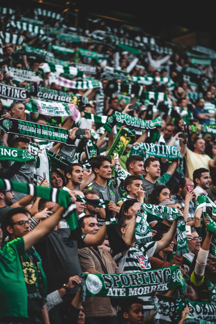 fans-at-stadion-branding-min